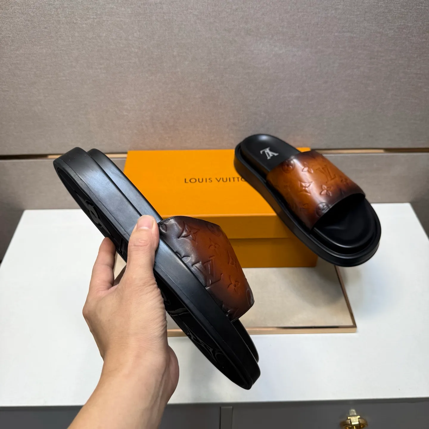 ⬛️Men's shoes 💰p400 [LV～] Men's casual slippers 2025z cabinet sales simultaneously 🔶Size: 39-44#️⃣ 🔷4 colors🔜The upper is made of cowhide stitching➕Genuine leather lining, comfortable and breathable, sole: original comfortable and wear-resistant outsole, ⚠️Real 📱Photographed🎬The real thing is better📢📢📢